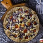 lievitiamo_focaccia-con-semola-rimacinata-pomodorini-cipolle-e-olive