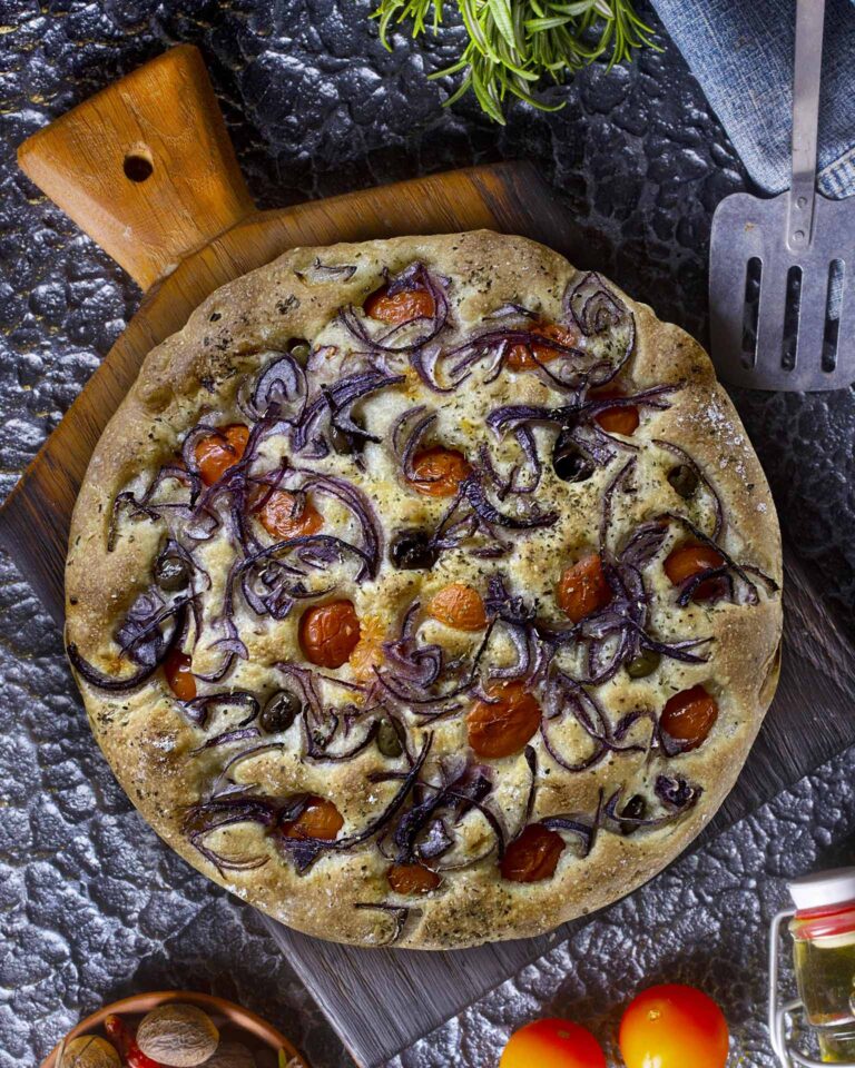 Focaccia genovese, un tocco di gusto con cipolle e pomodorini lievitiamo_focaccia-con-semola-rimacinata-pomodorini-cipolle-e-olive